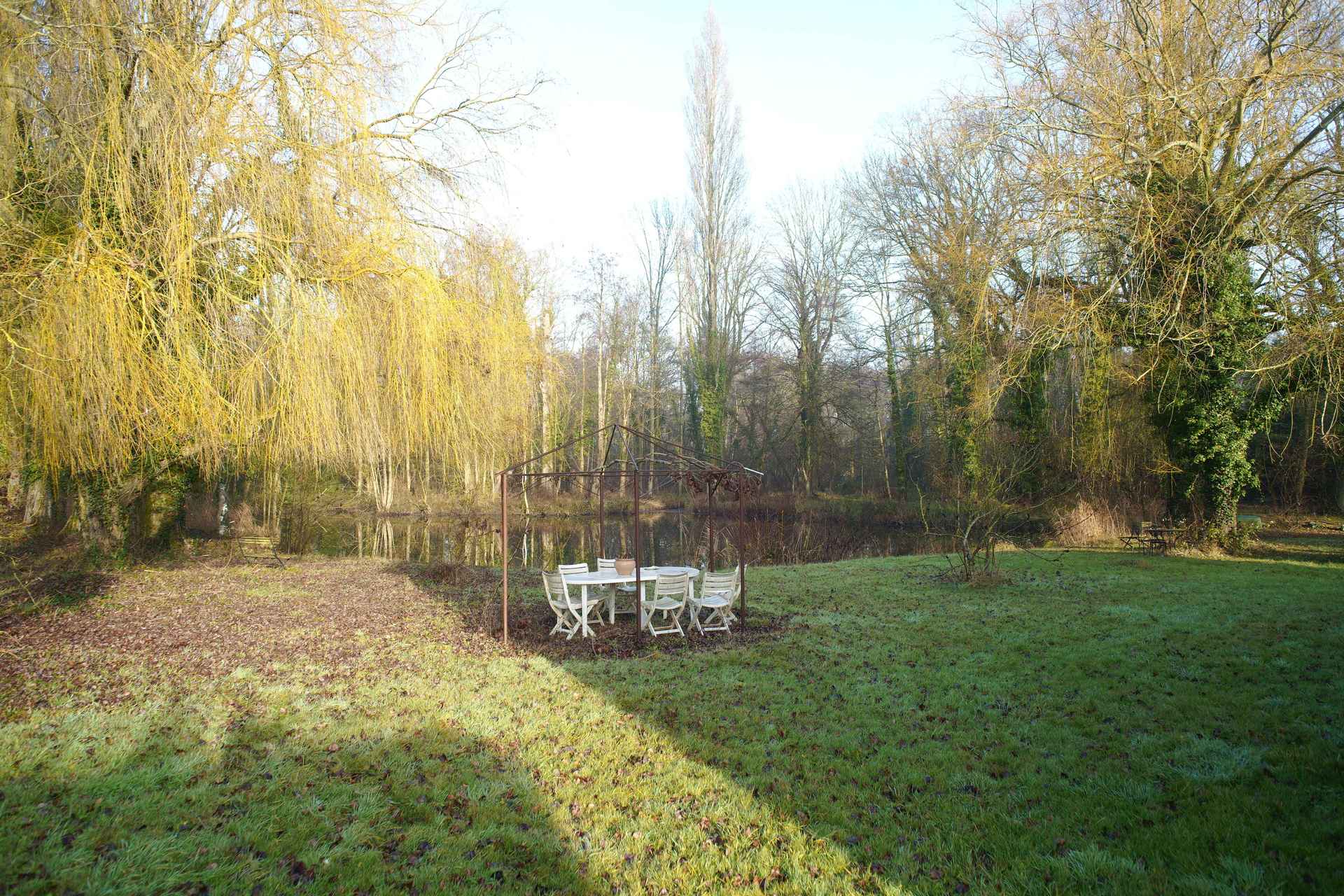 Table et chaises au bord de l'étang des Grands Aulnes, Meung-sur-Loire