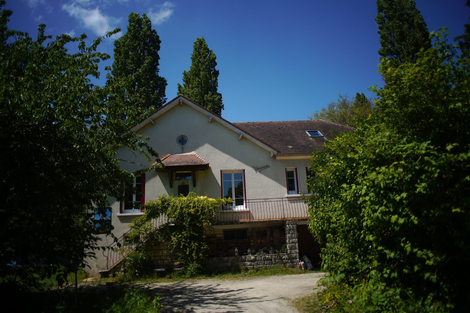 Maison des Grands Aulnes entourée de végétation à Meung-sur-Loire